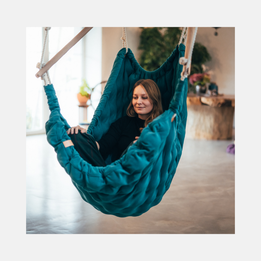 Liv Design Swingy In - závěsné houpací křeslo s masážními míčky