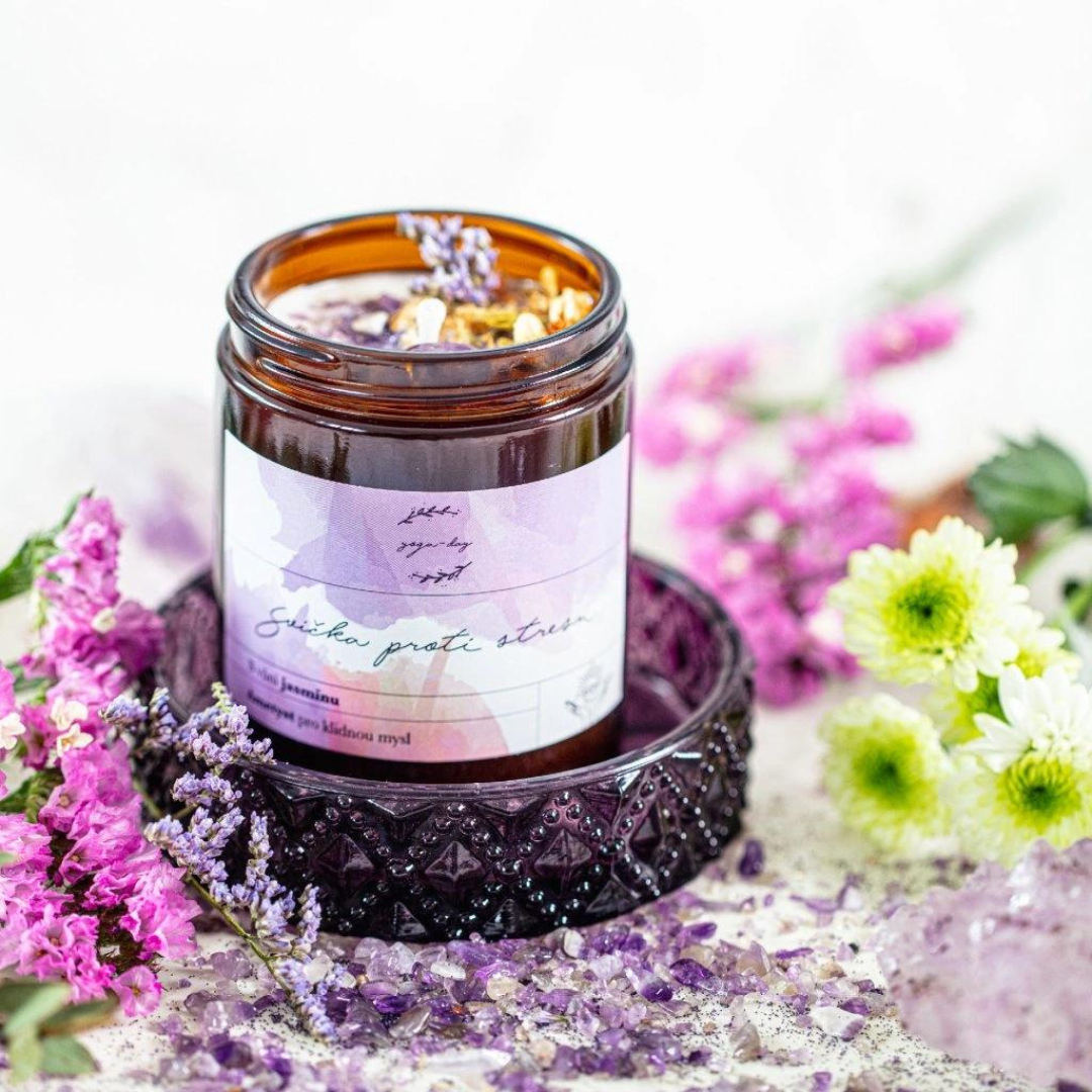 Yoga Day Svíčka proti stresu s ametystem a jasmínem