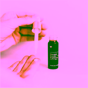 vanessa-megan-rozjasnujici-a-liftingove-ocni-serum-Pineapple-Enzyme4