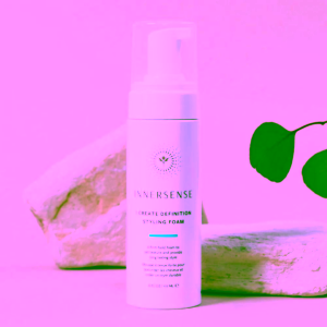 innersense-stylingova-pena-pro-kudrnaté vlasy-1