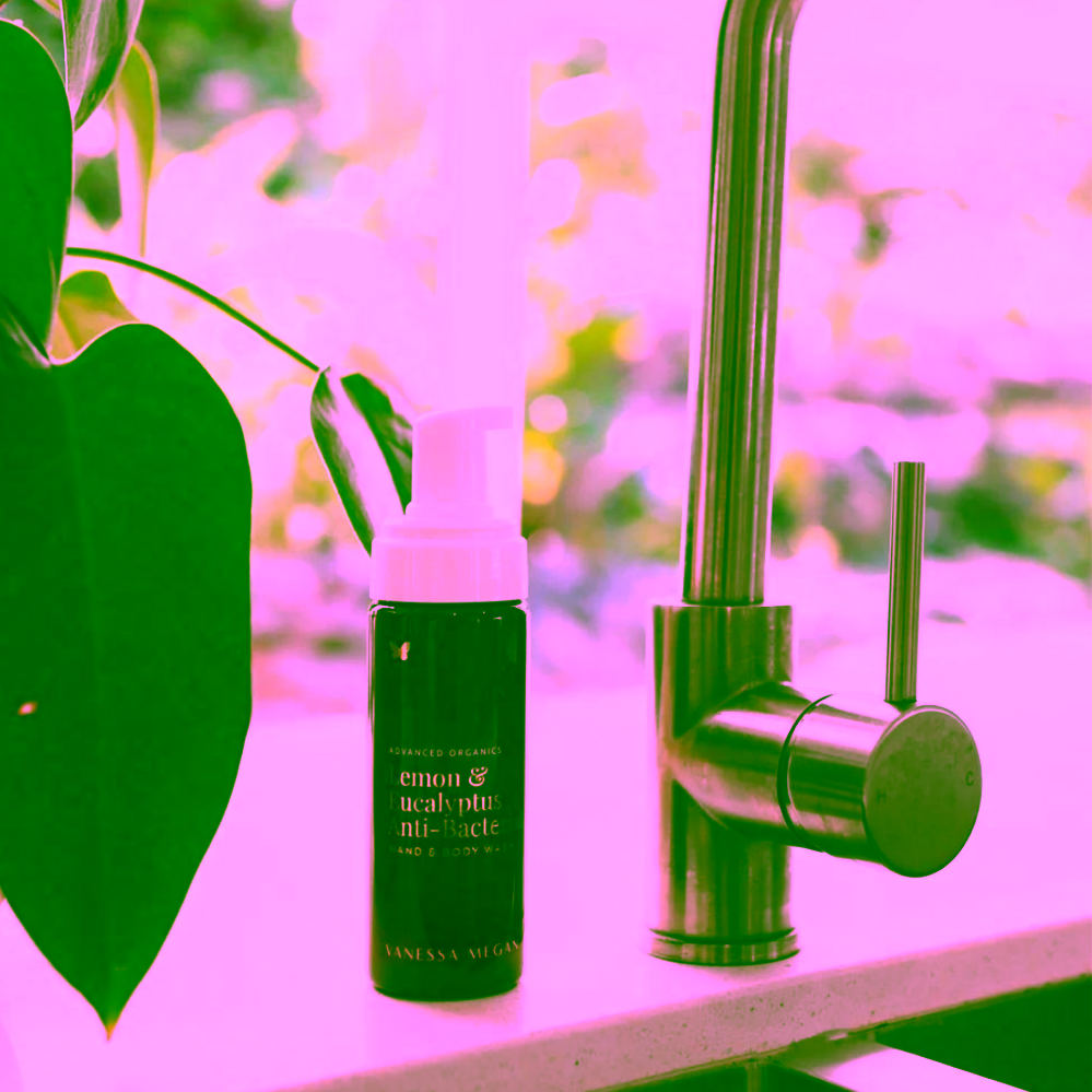 Vanessa Megan Sametová antibakteriální mycí pěna na tělo a ruce Lemon & Eucalyptus Anti-Bacterial Foaming Hand & Body Wash