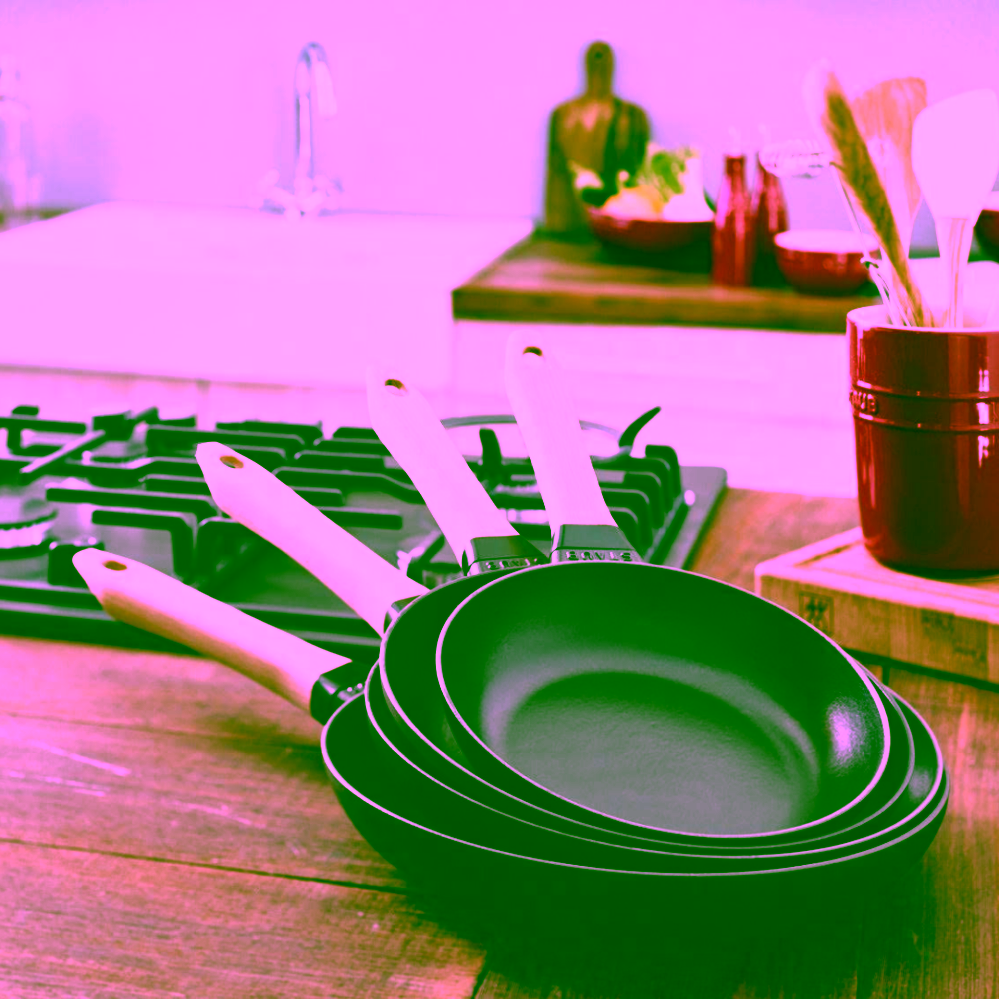 Staub Litinová pánev s dřevěnou rukojetí 28 cm