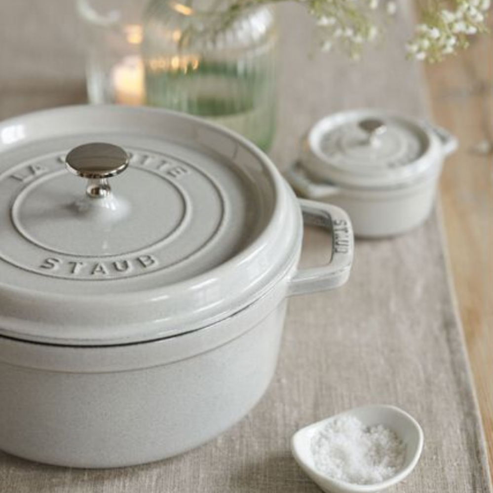 Staub Litinový hrnec s poklicí Cocotte bílý lanýž 22 cm / 2,6 l