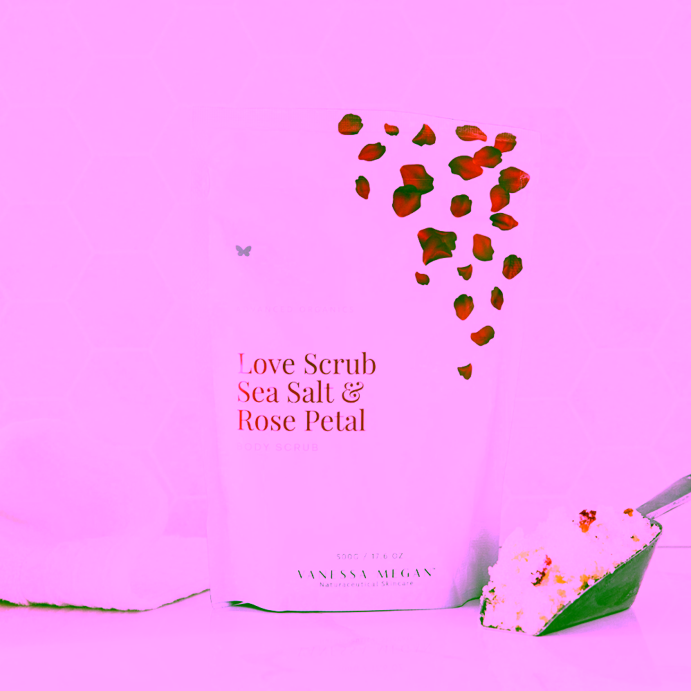Vanessa Megan Tělový peeling s mořskou solí, esencemi a okvětními lístky růží Love Scrub