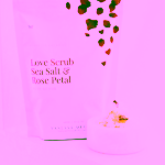 Vanessa Megan Tělový peeling s mořskou solí, esencemi a okvětními lístky růží Love Scrub