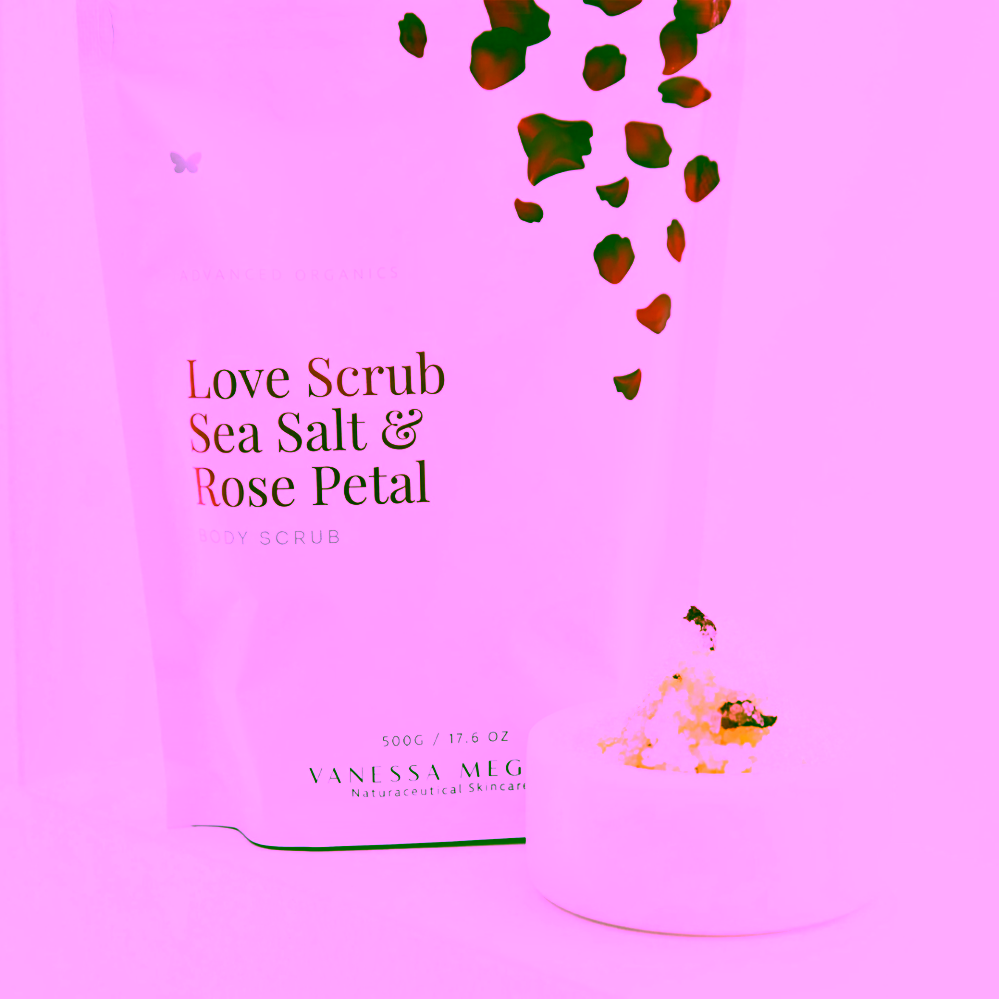 Vanessa Megan Tělový peeling s mořskou solí, esencemi a okvětními lístky růží Love Scrub