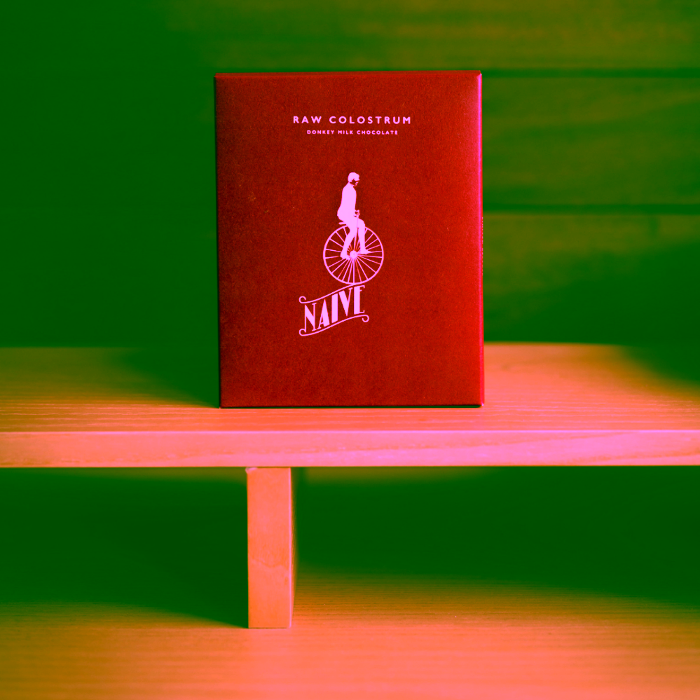Naive Raw Colostrum Donkey 70% oslí darkmilk se švýcarským kolostrem bez cukru