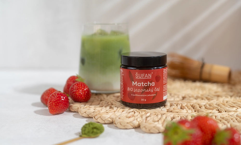 šufan bio japonský čaj Matcha s lyofilizovanými jahodami