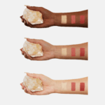 ĀTHR BEAUTY Multifunkční paletka na tváře Crystal Charged Cheek AMBER