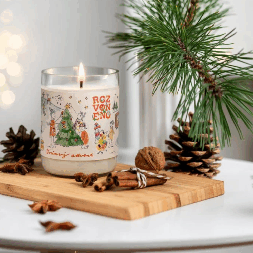 Rozvoněno Voňavý advent přírodní svíčka s BIO borovicí, cedrem, kadidlem a pomerančem 300 ml